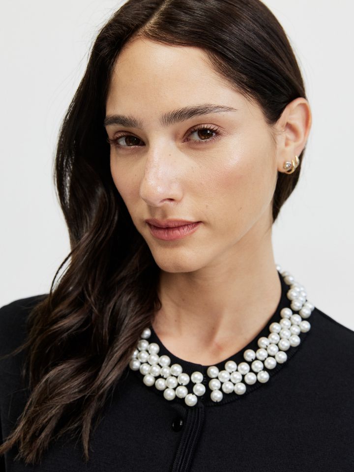 עליונית סריג פתח דמוי פנינים בצבע שחור