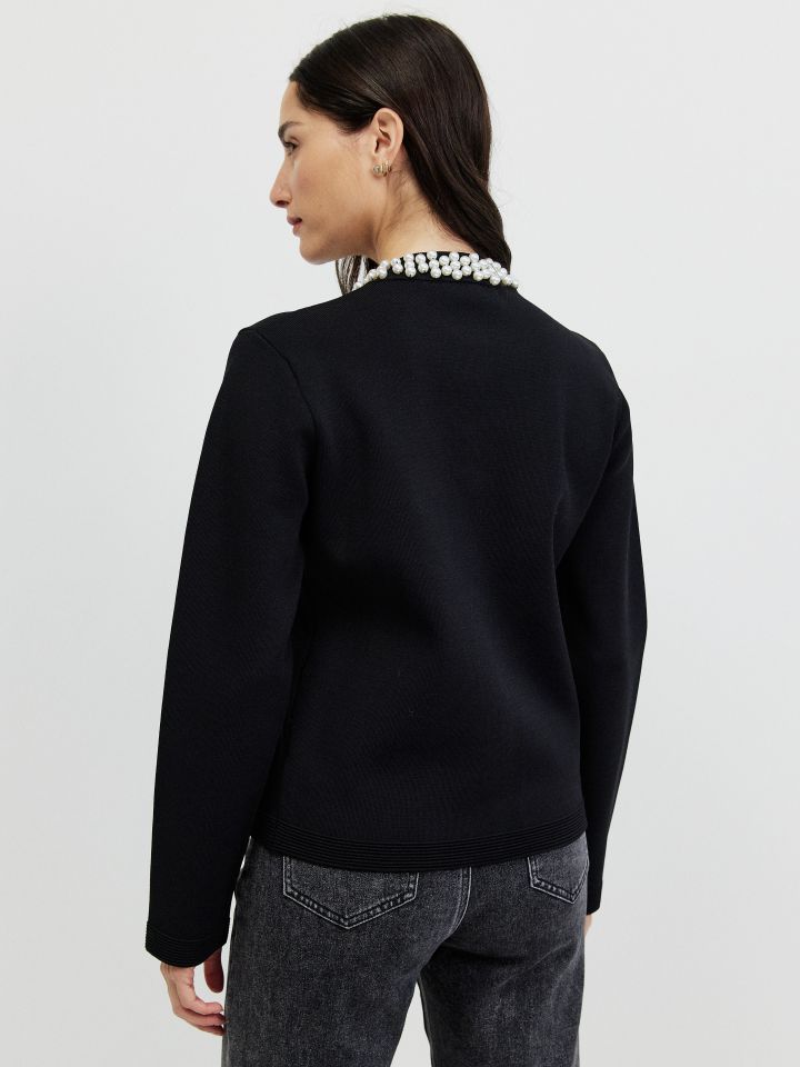 עליונית סריג פתח דמוי פנינים בצבע שחור