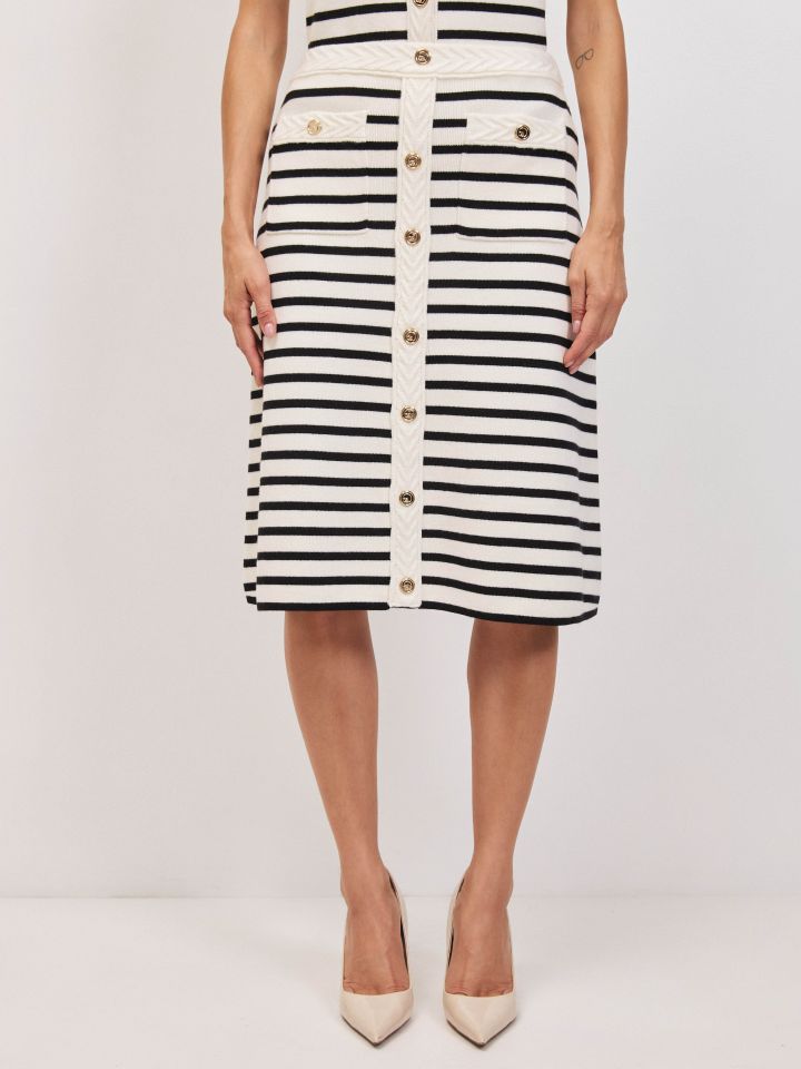 חצאית סריג פסים וכפתורים בצבע אופוויט