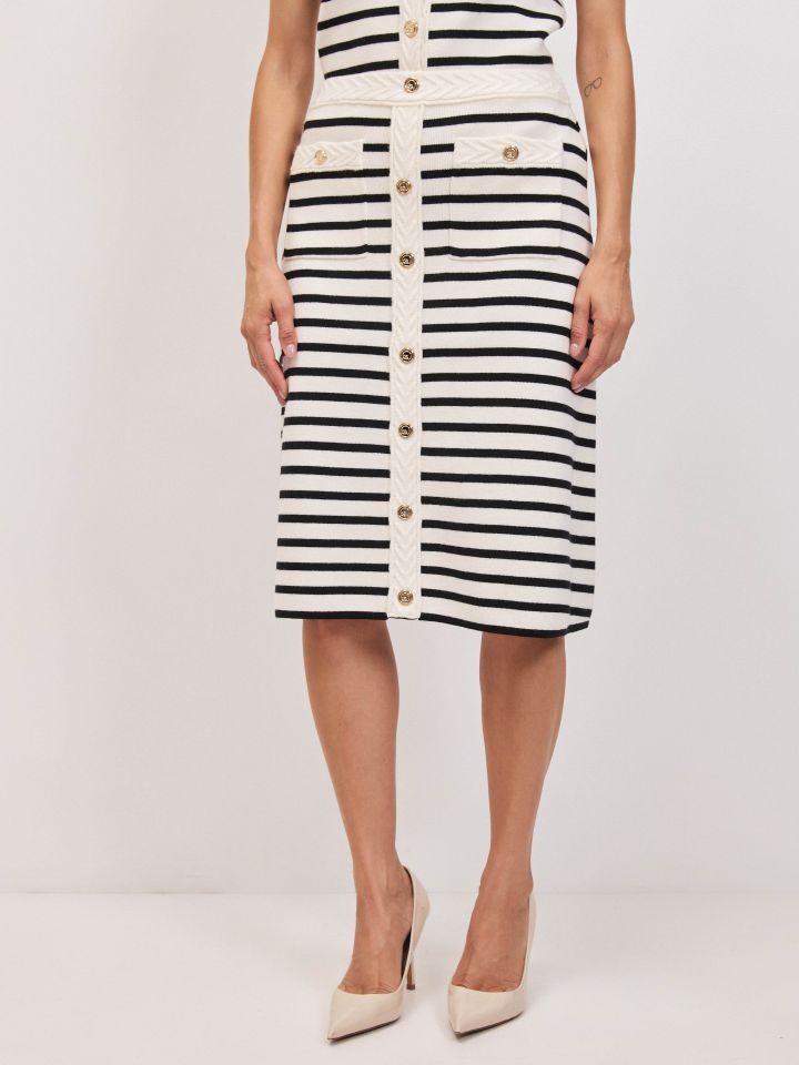חצאית סריג פסים וכפתורים בצבע אופוויט
