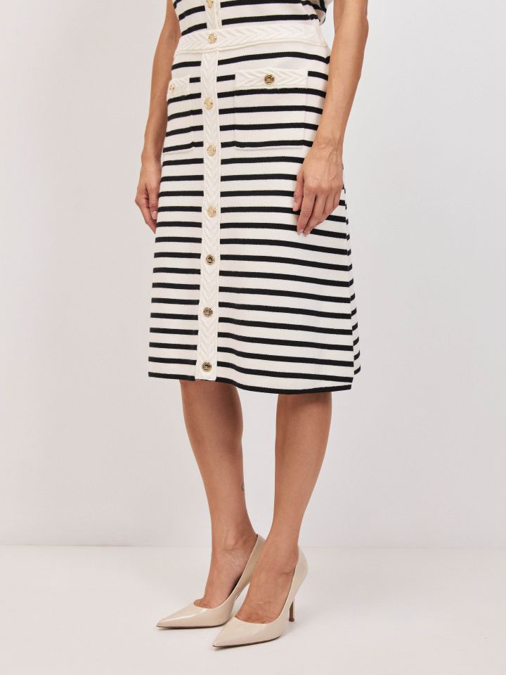 חצאית סריג פסים וכפתורים בצבע אופוויט