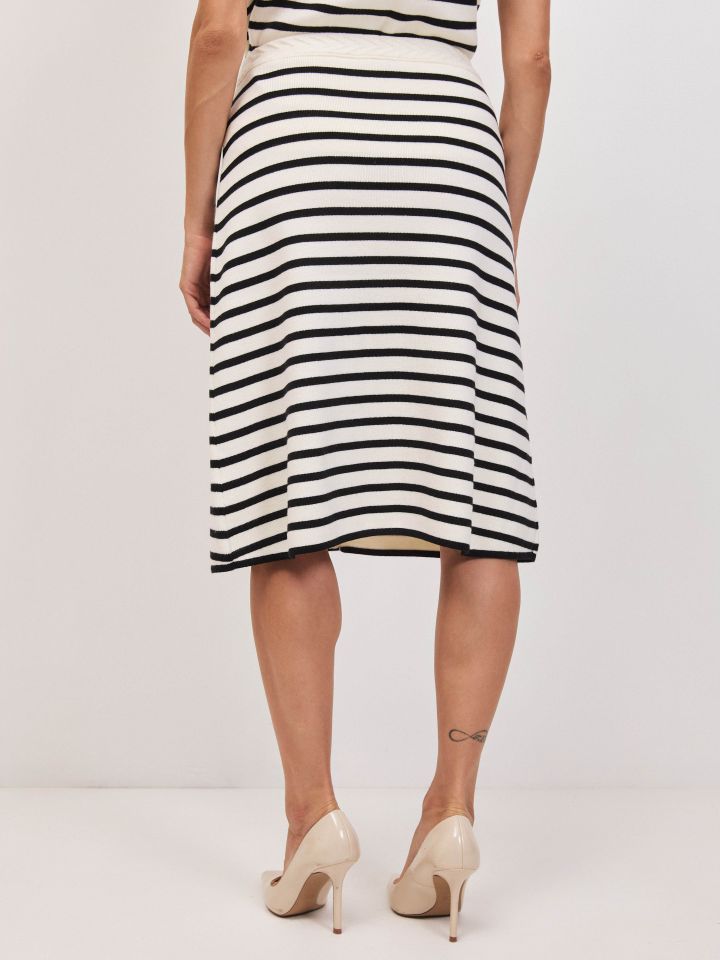 חצאית סריג פסים וכפתורים בצבע אופוויט