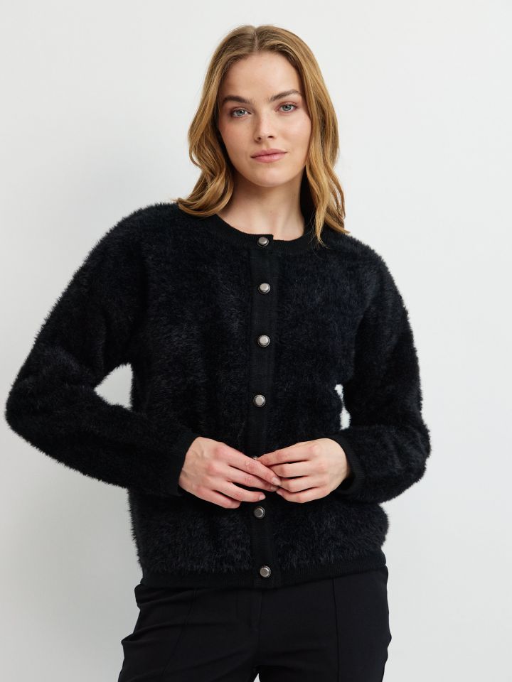 עליונית סריג כיסים וכפתורים בצבע שחור