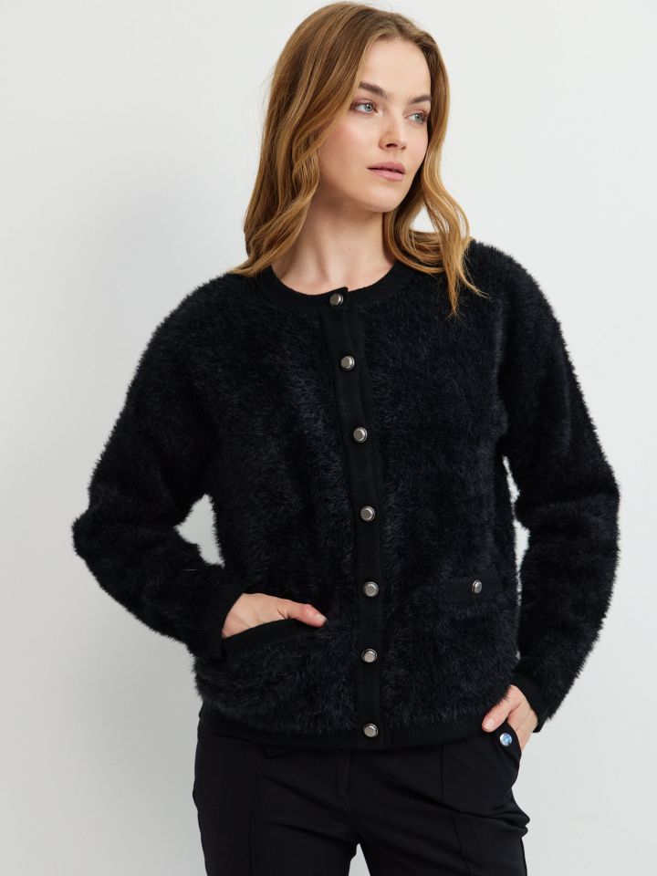 עליונית סריג כיסים וכפתורים בצבע שחור