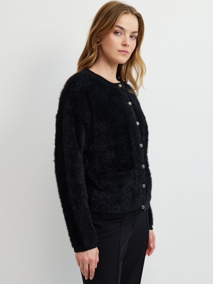 עליונית סריג כיסים וכפתורים בצבע שחור