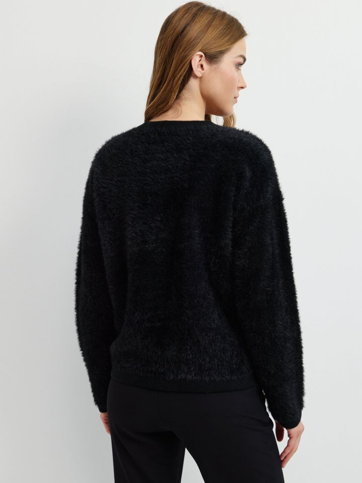 עליונית סריג כיסים וכפתורים בצבע שחור