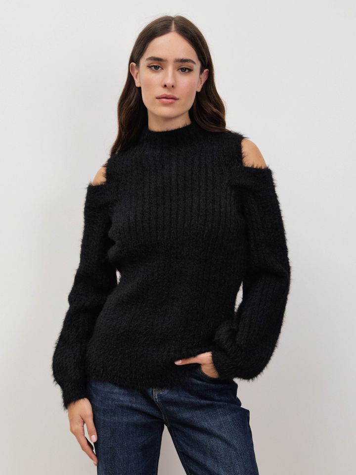 סריג פתחים  בכתפיים בצבע שחור