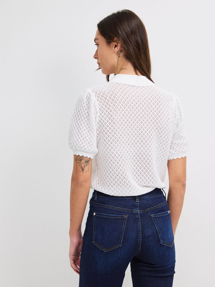 סריג רשת כפתורים בצבע לבן