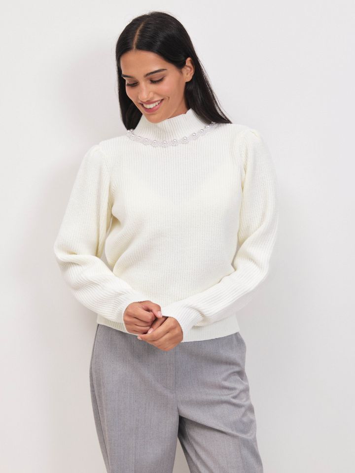 סריג חצי גולף דמוי פנינים בצבע אופוויט