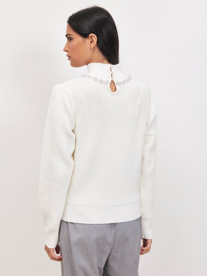 סריג חצי גולף דמוי פנינים בצבע אופוויט