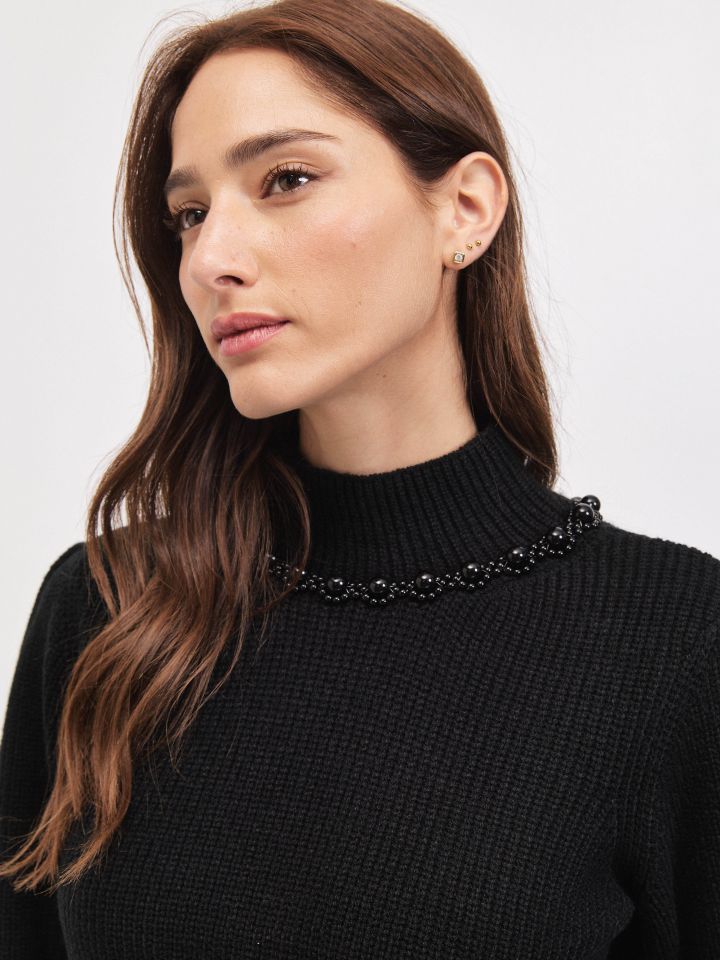 סריג חצי גולף דמוי פנינים בצבע שחור