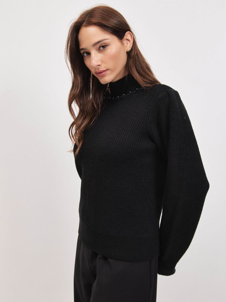 סריג חצי גולף דמוי פנינים בצבע שחור