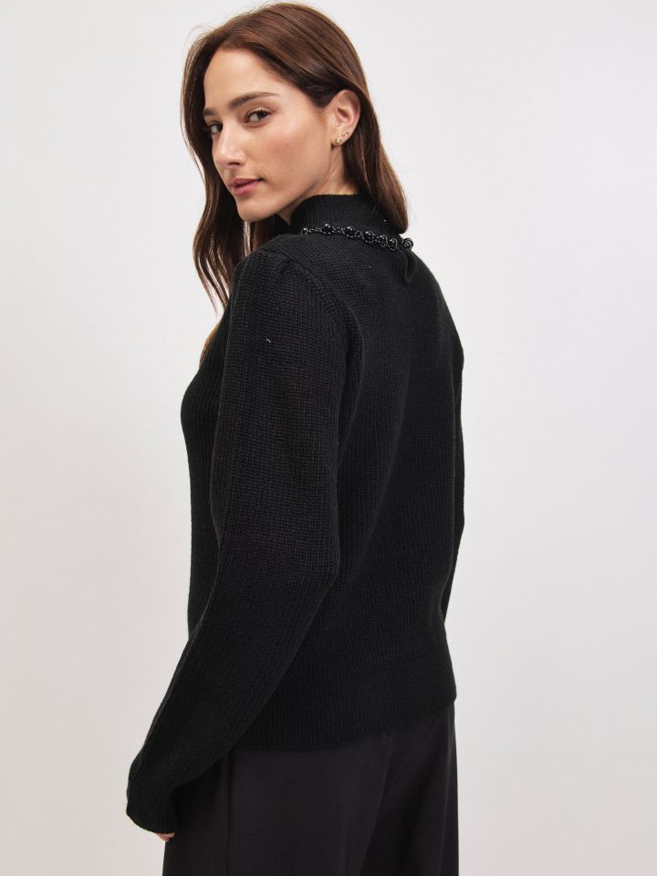 סריג חצי גולף דמוי פנינים בצבע שחור