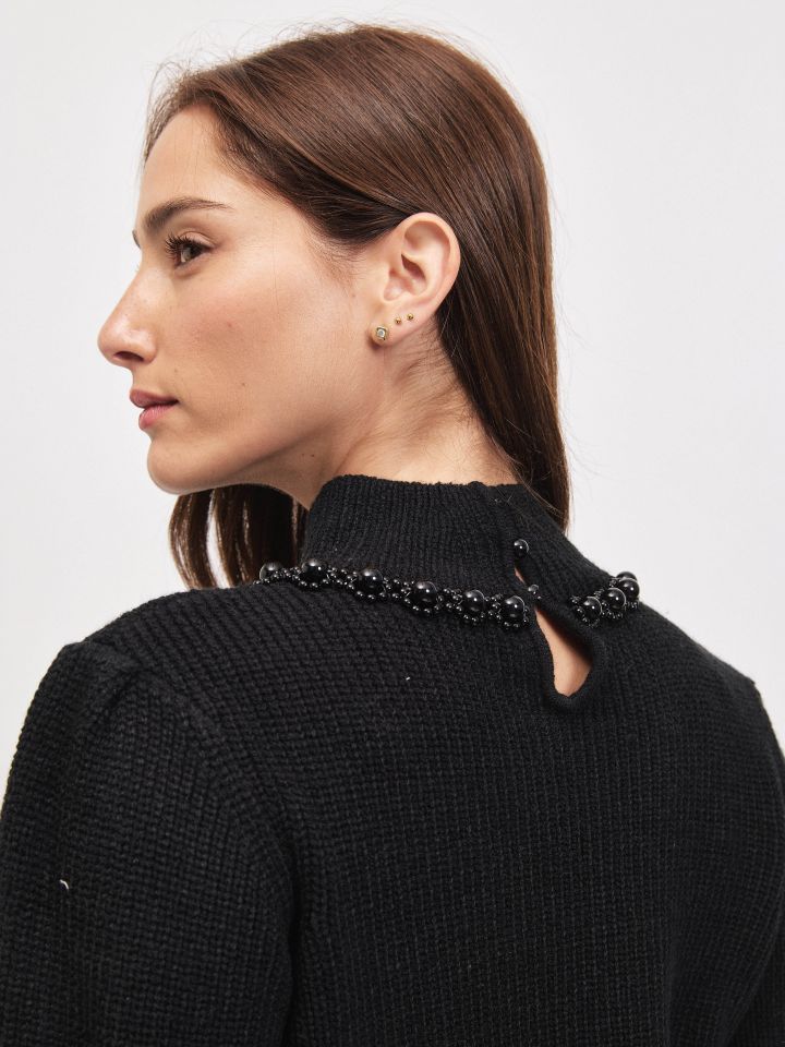 סריג חצי גולף דמוי פנינים בצבע שחור