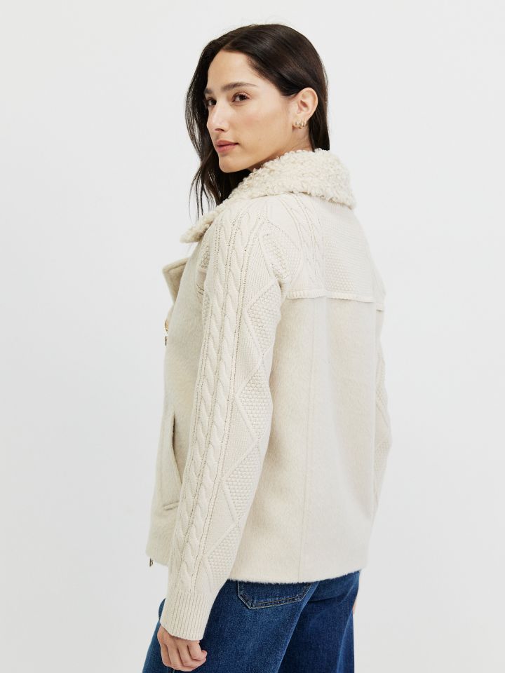 ג’קט  סריג צוארון בצבע בייז’