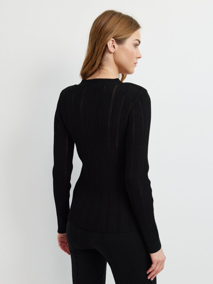 סריג V שינה כפתורים בצבע שחור