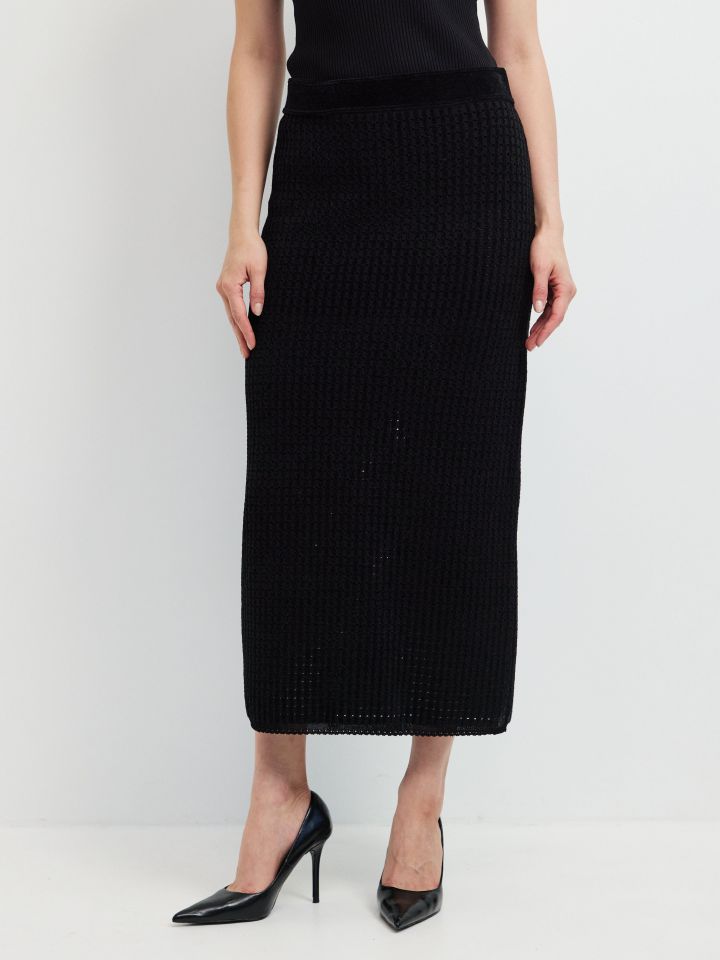 חצאית סריג שאניל בצבע שחור