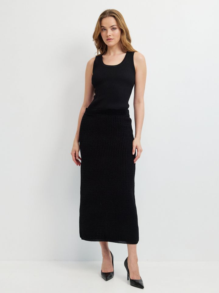 חצאית סריג שאניל בצבע שחור