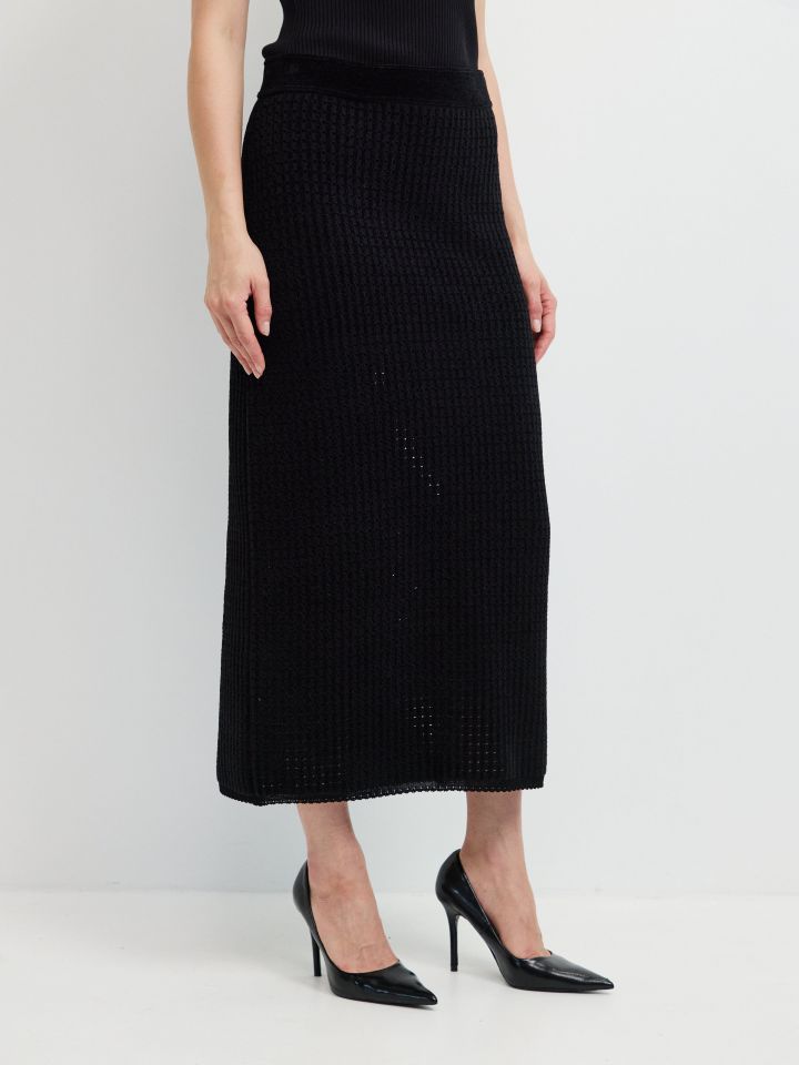 חצאית סריג שאניל בצבע שחור