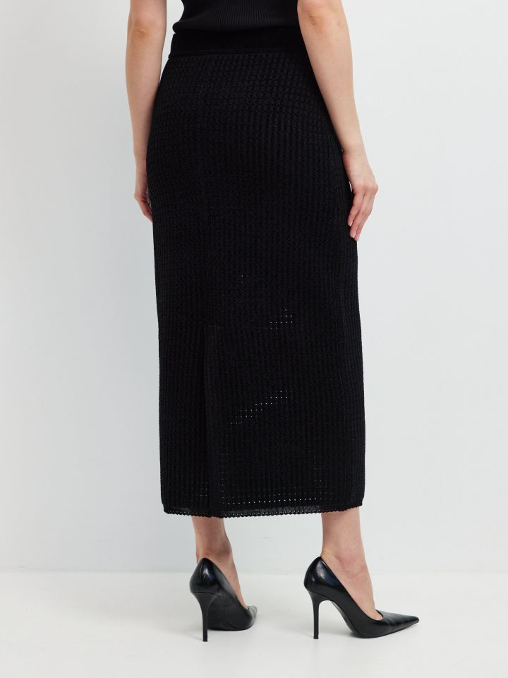 חצאית סריג שאניל בצבע שחור