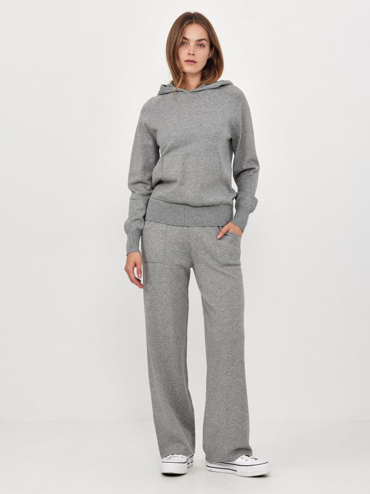 חליפת סריג קפוצ’ון בצבע אפור כסף