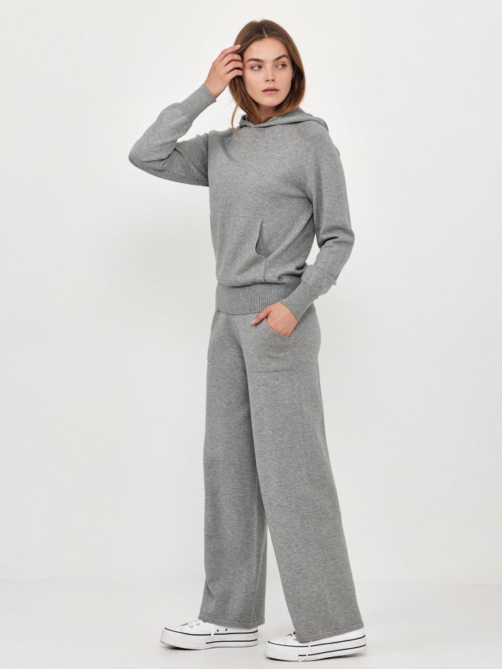 חליפת סריג קפוצ’ון בצבע אפור כסף