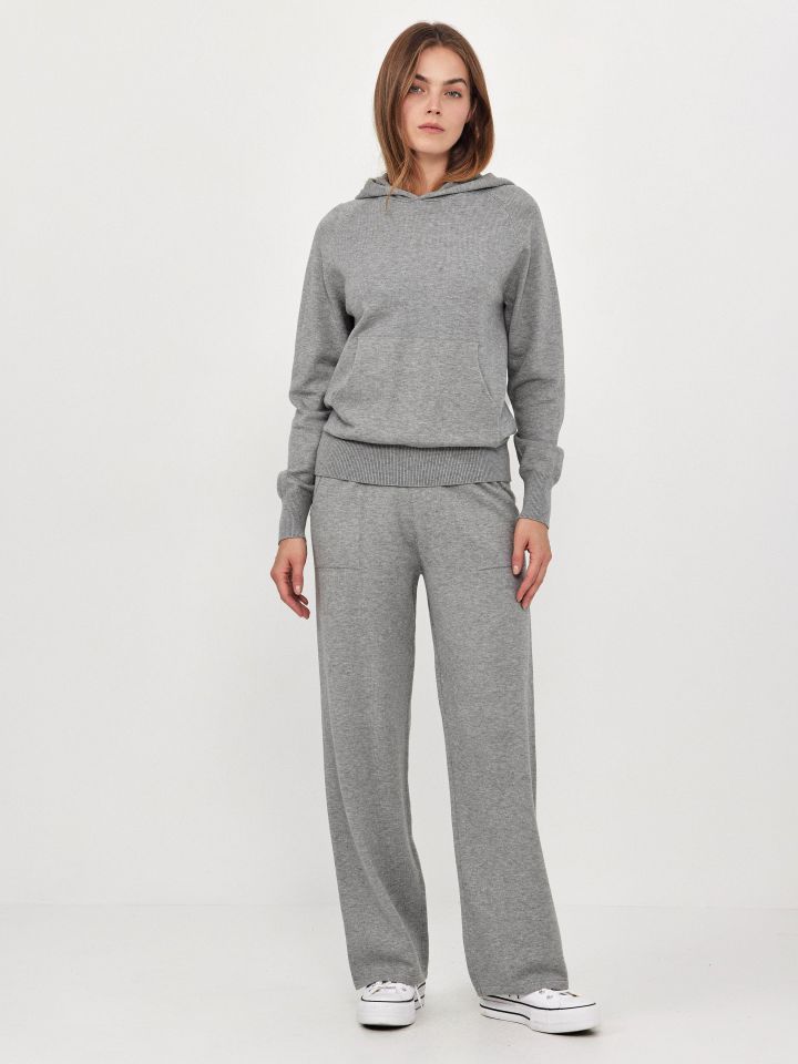 חליפת סריג קפוצ’ון בצבע אפור כסף