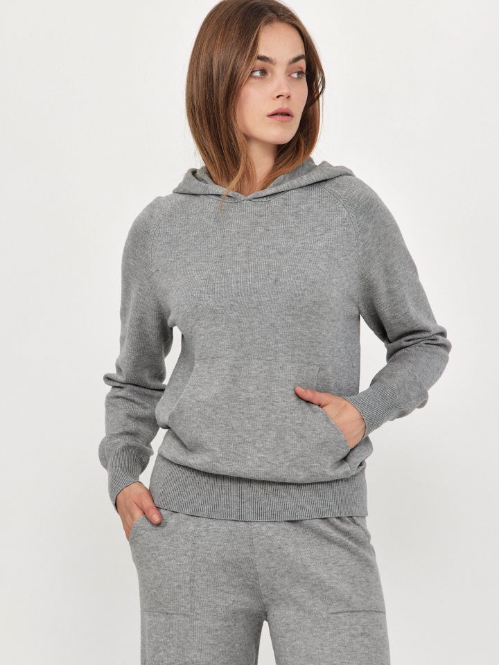 חליפת סריג קפוצ’ון בצבע אפור כסף