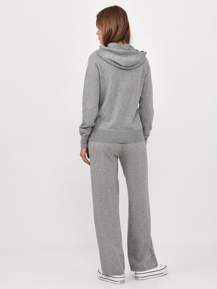 חליפת סריג קפוצ’ון בצבע אפור כסף