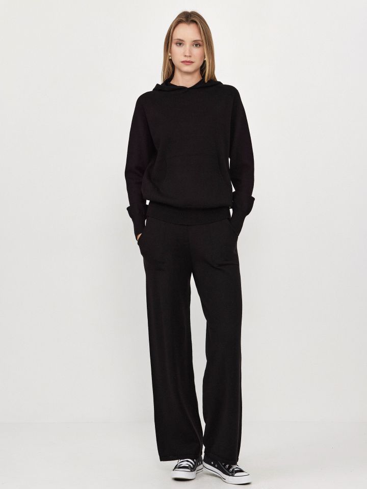 חליפת סריג קפוצ’ון בצבע שחור