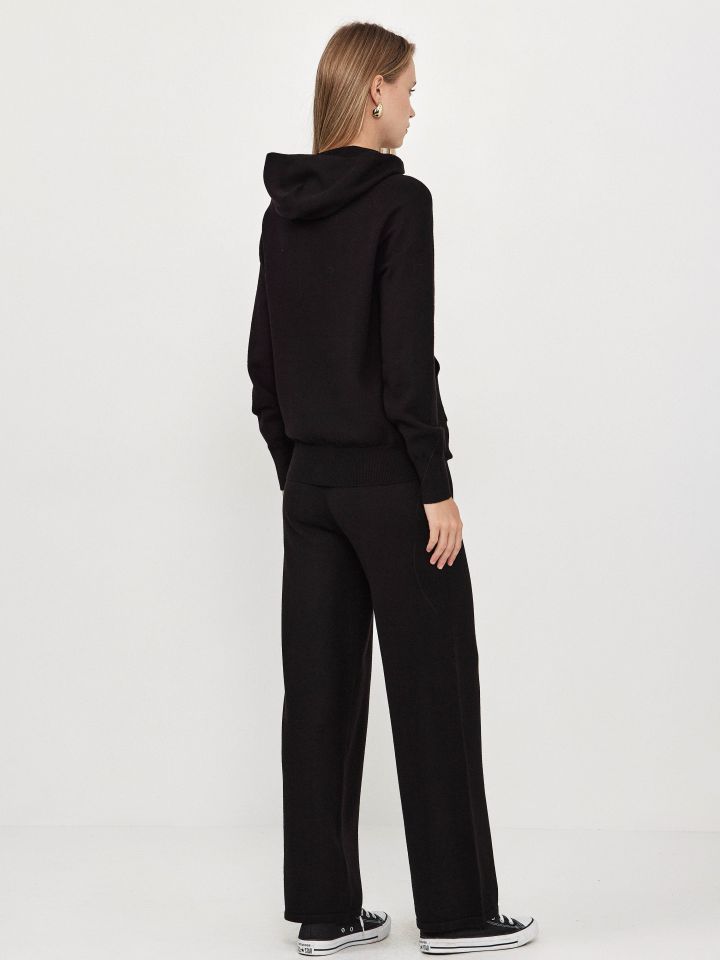 חליפת סריג קפוצ’ון בצבע שחור