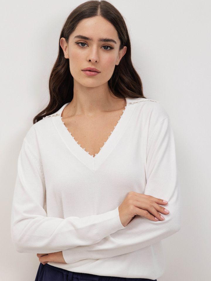 סריג צוארון שילוב דמוי פנינים בצבע אופוויט