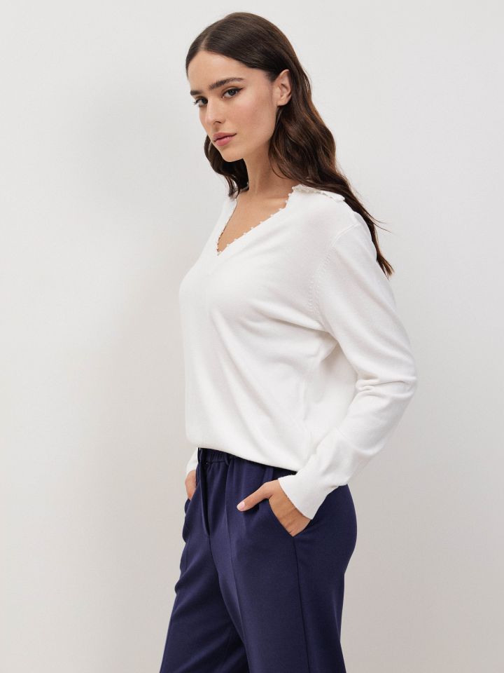 סריג צוארון שילוב דמוי פנינים בצבע אופוויט