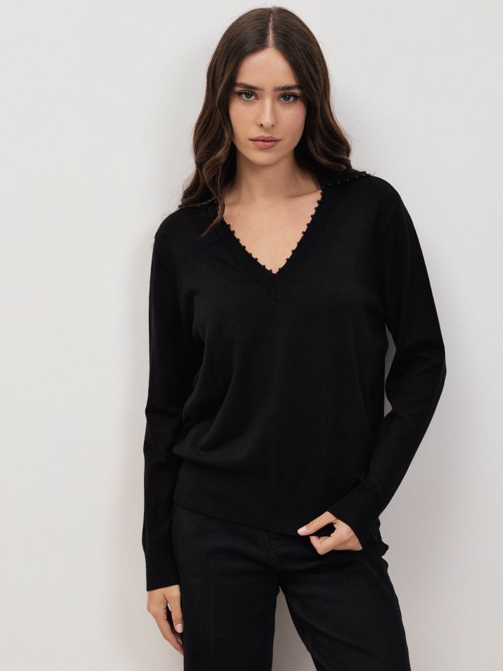 סריג צוארון שילוב דמוי פנינים בצבע שחור