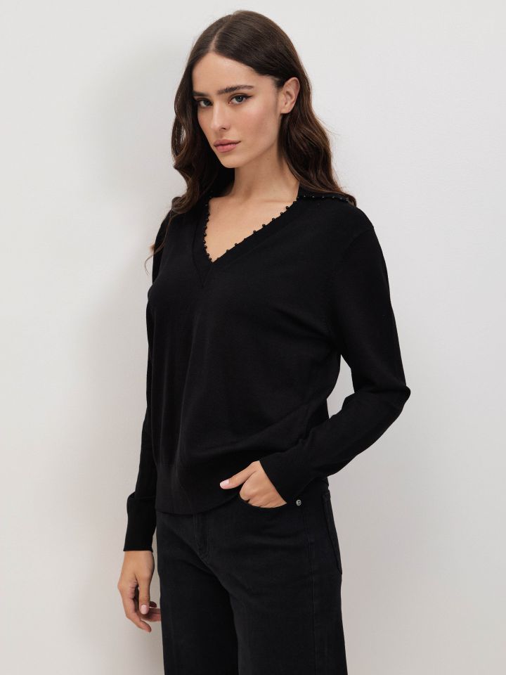 סריג צוארון שילוב דמוי פנינים בצבע שחור