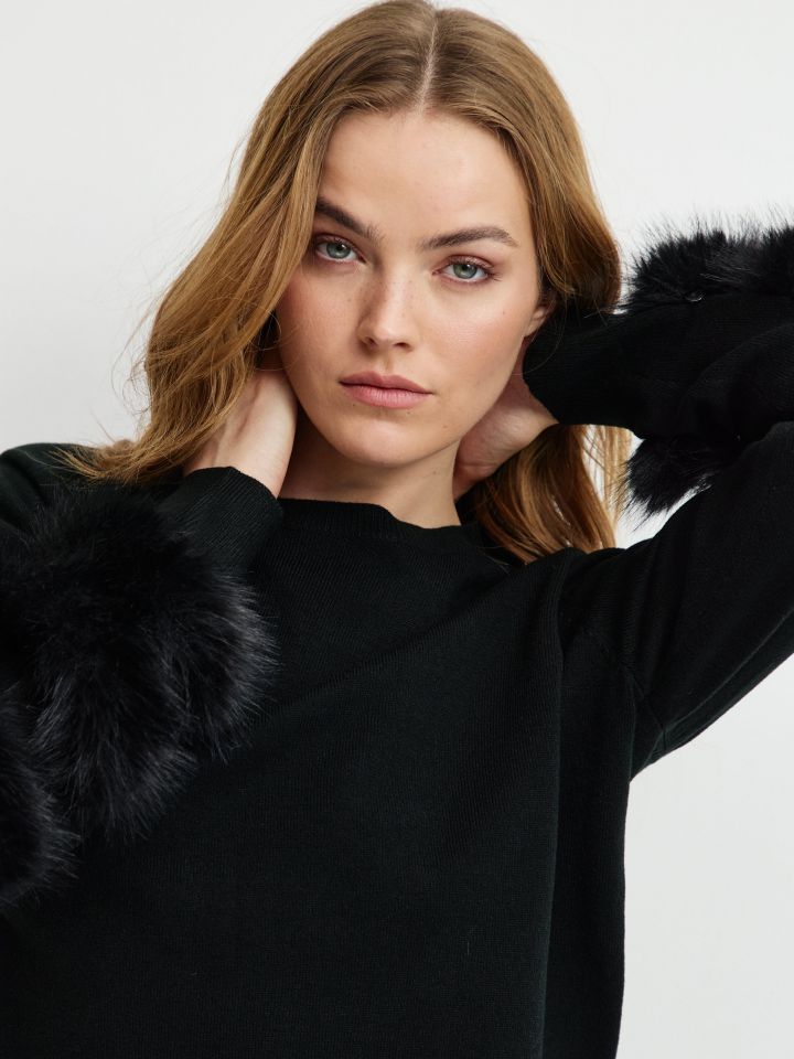 סריג מראה פרווה בשרוול בצבע שחור