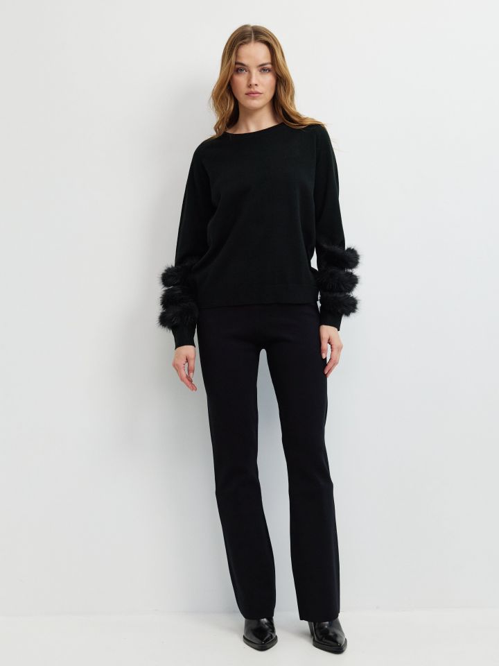 סריג מראה פרווה בשרוול בצבע שחור