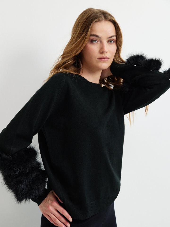 סריג מראה פרווה בשרוול בצבע שחור