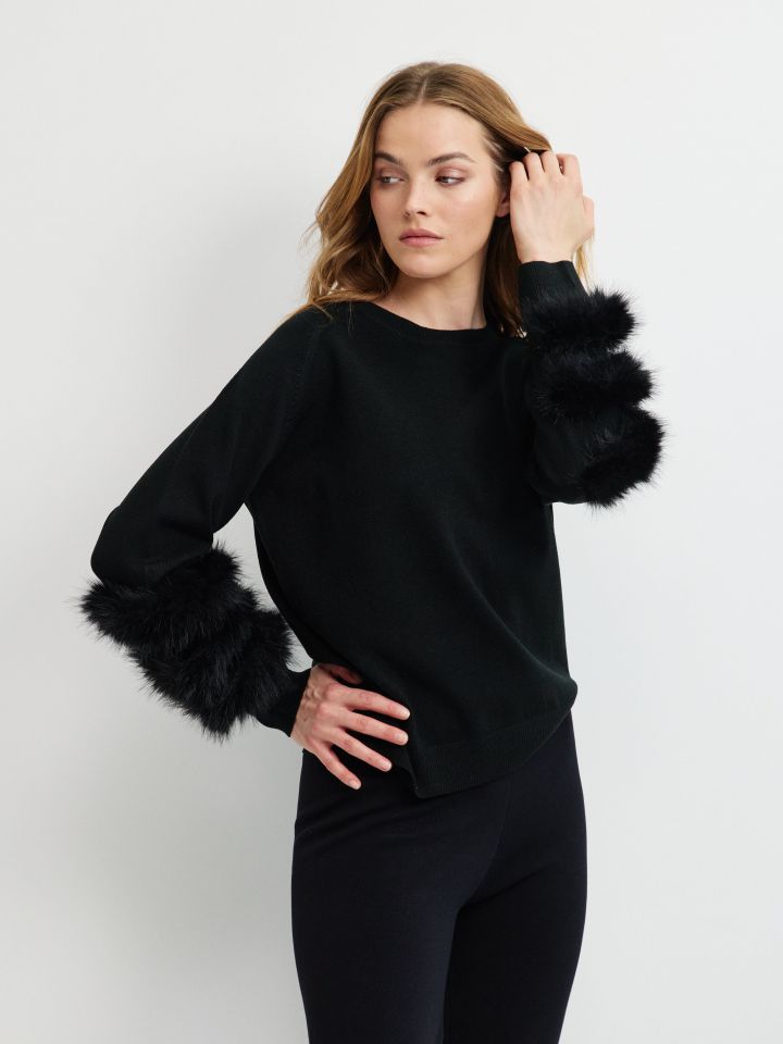 סריג מראה פרווה בשרוול בצבע שחור