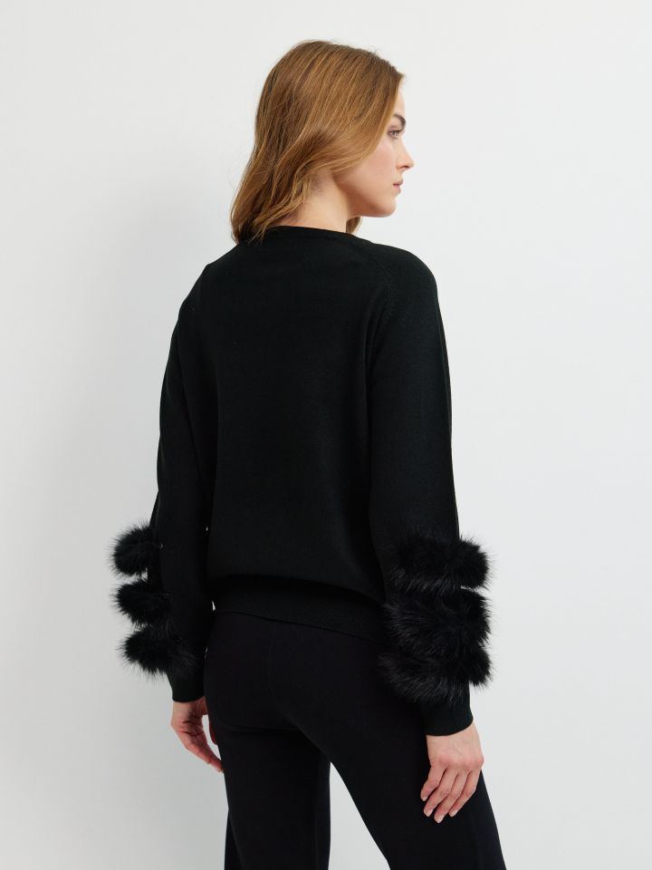 סריג מראה פרווה בשרוול בצבע שחור