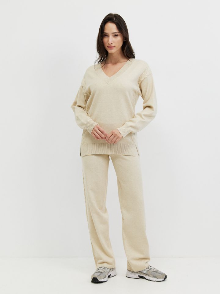 חליפת פנאי סריג V בצבע בייז קפוצינו