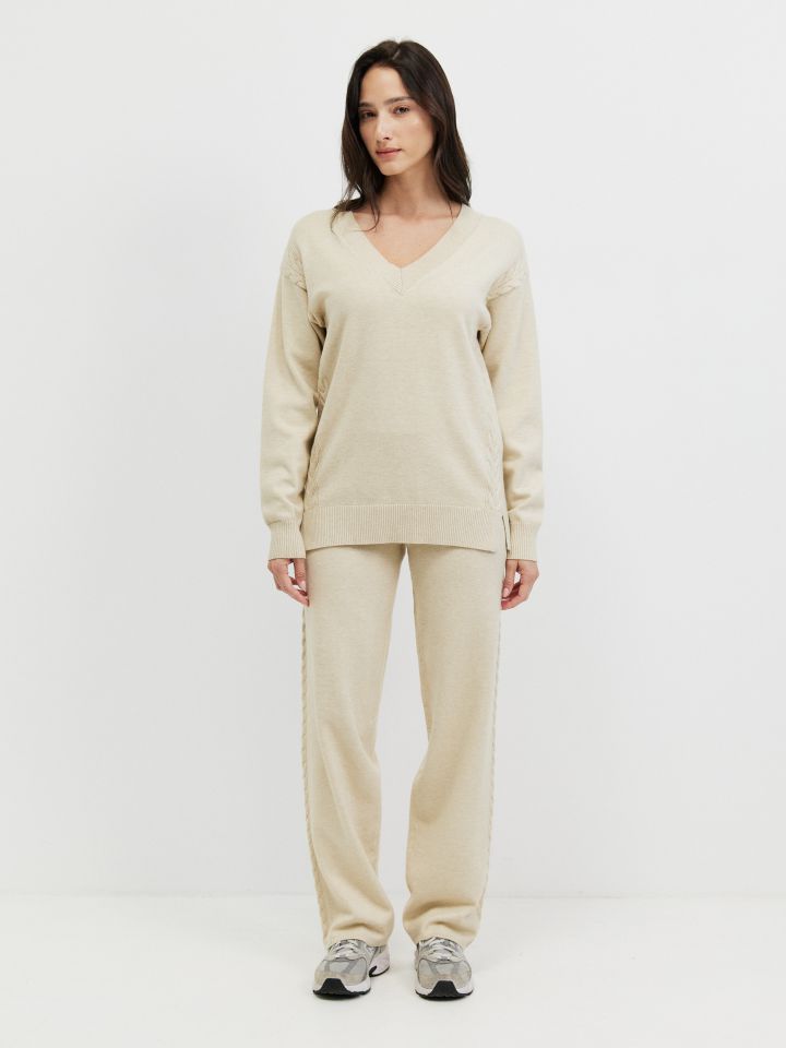 חליפת פנאי סריג V בצבע בייז קפוצינו