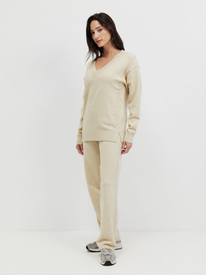 חליפת פנאי סריג V בצבע בייז קפוצינו