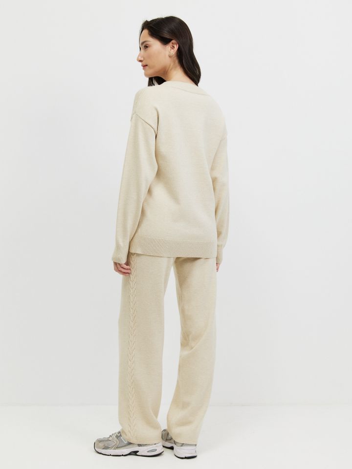 חליפת פנאי סריג V בצבע בייז קפוצינו