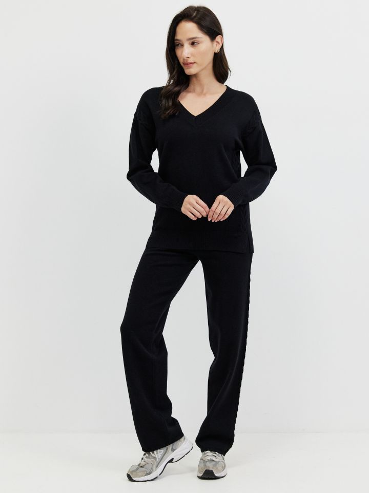 חליפת פנאי סריג V בצבע שחור