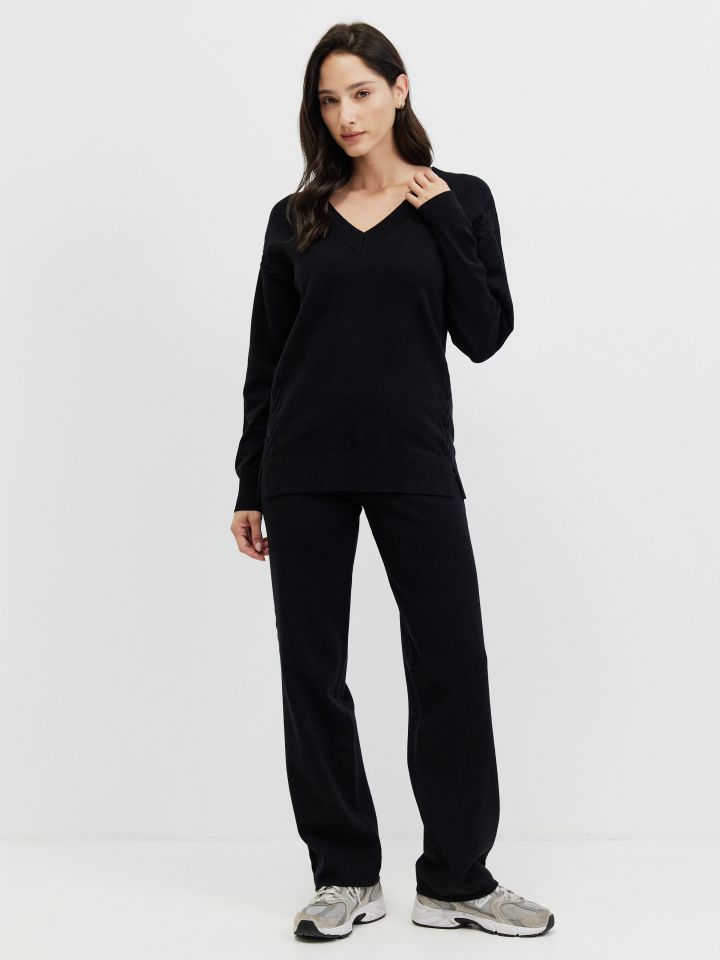 חליפת פנאי סריג V בצבע שחור