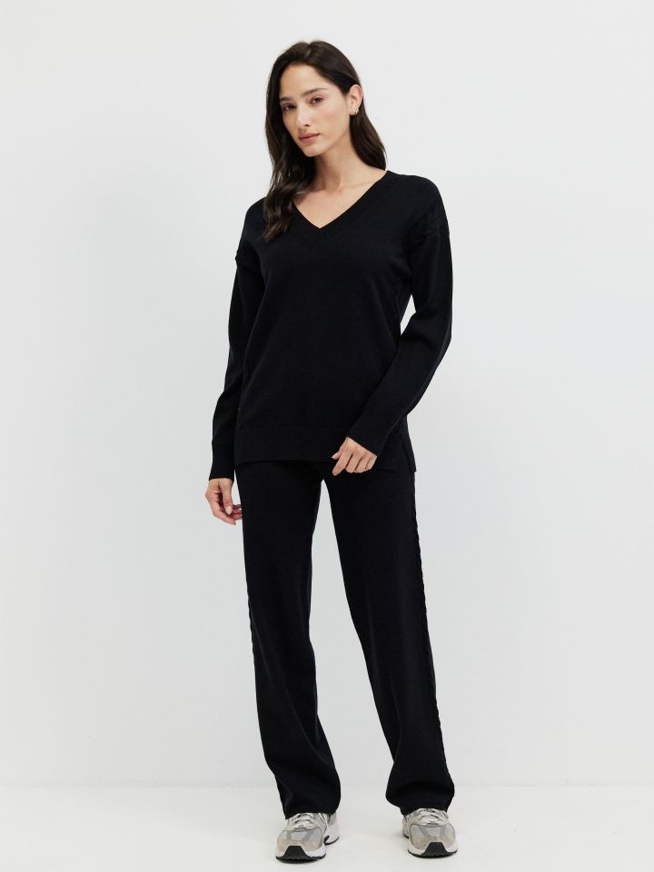 חליפת פנאי סריג V בצבע שחור