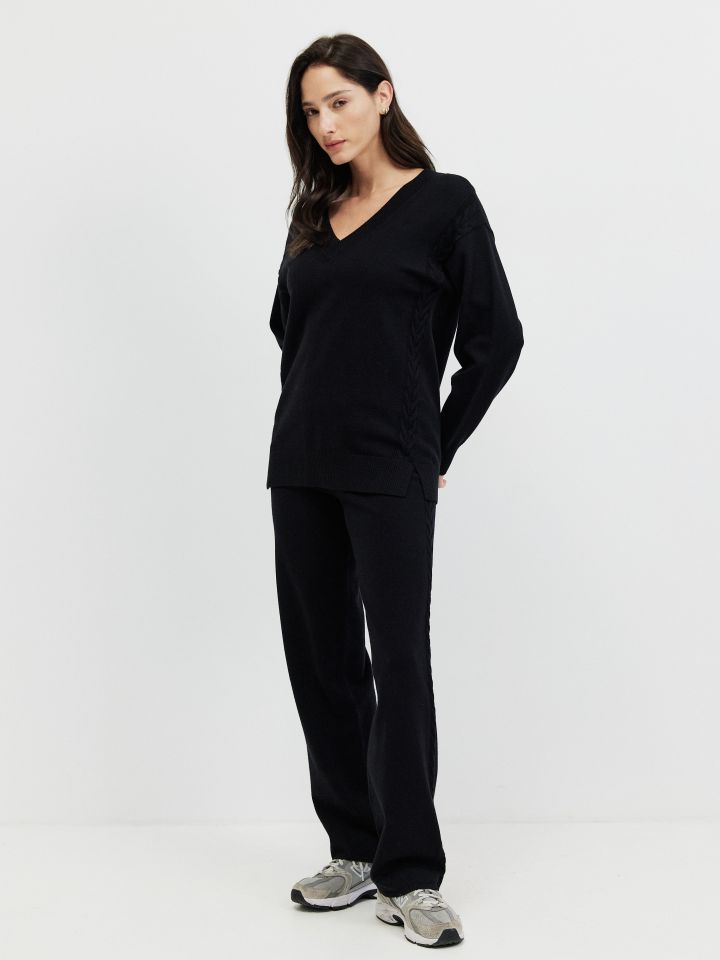 חליפת פנאי סריג V בצבע שחור