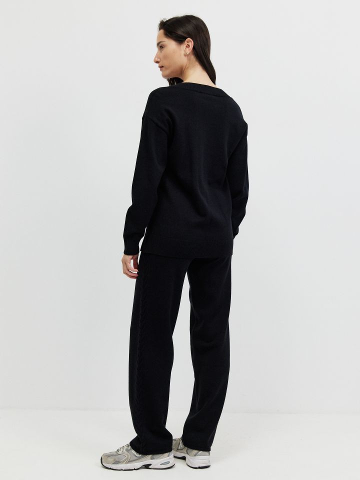 חליפת פנאי סריג V בצבע שחור