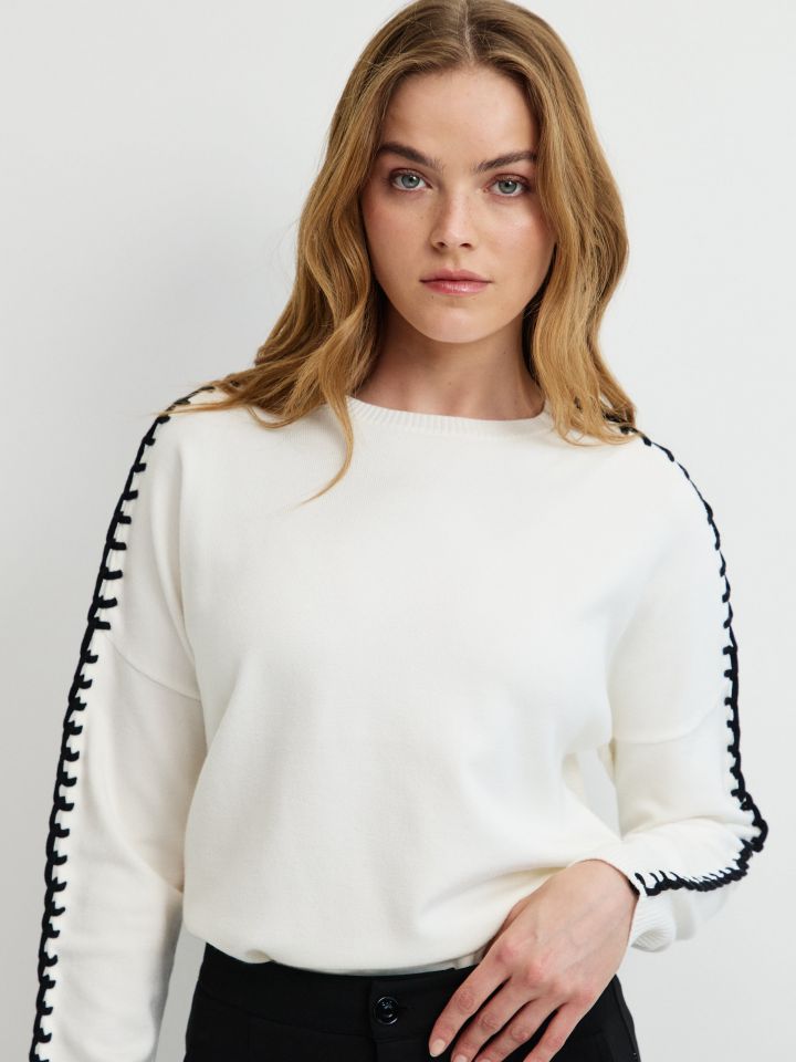 סריג שילוב בשרוולים בצבע אופוויט